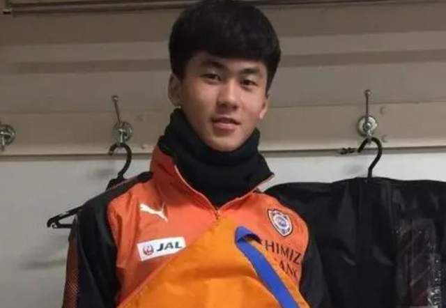 男主角雷子在与同学山中游玩之时，无意中撞见了一系列血腥恐怖的事件，听老人讲这都是“恶鬼魑魅”所造成的，所有的事情又跟多年前一个死了孩子的疯癫女人有关系，就在福利院中的亲友离奇死亡的同时，人们惊恐的发现这个福利院中的每一个人，似乎都遭受了“魑魅”的诅咒……影片将于12月24日全国上映